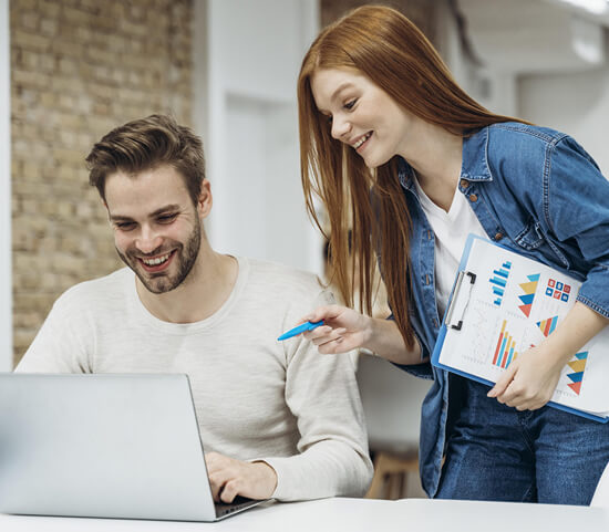 Zwei Entwickler arbeiten zusammen an einer Softwarelösung, diskutieren Code und Design