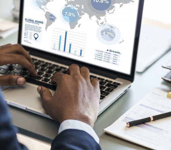 Laptop zeigt globale Wachstumsstatistiken, visualisiert zukunftssichere Lösungen